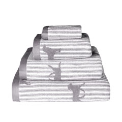 grauer Labrador auf Streife- Badehandtuch