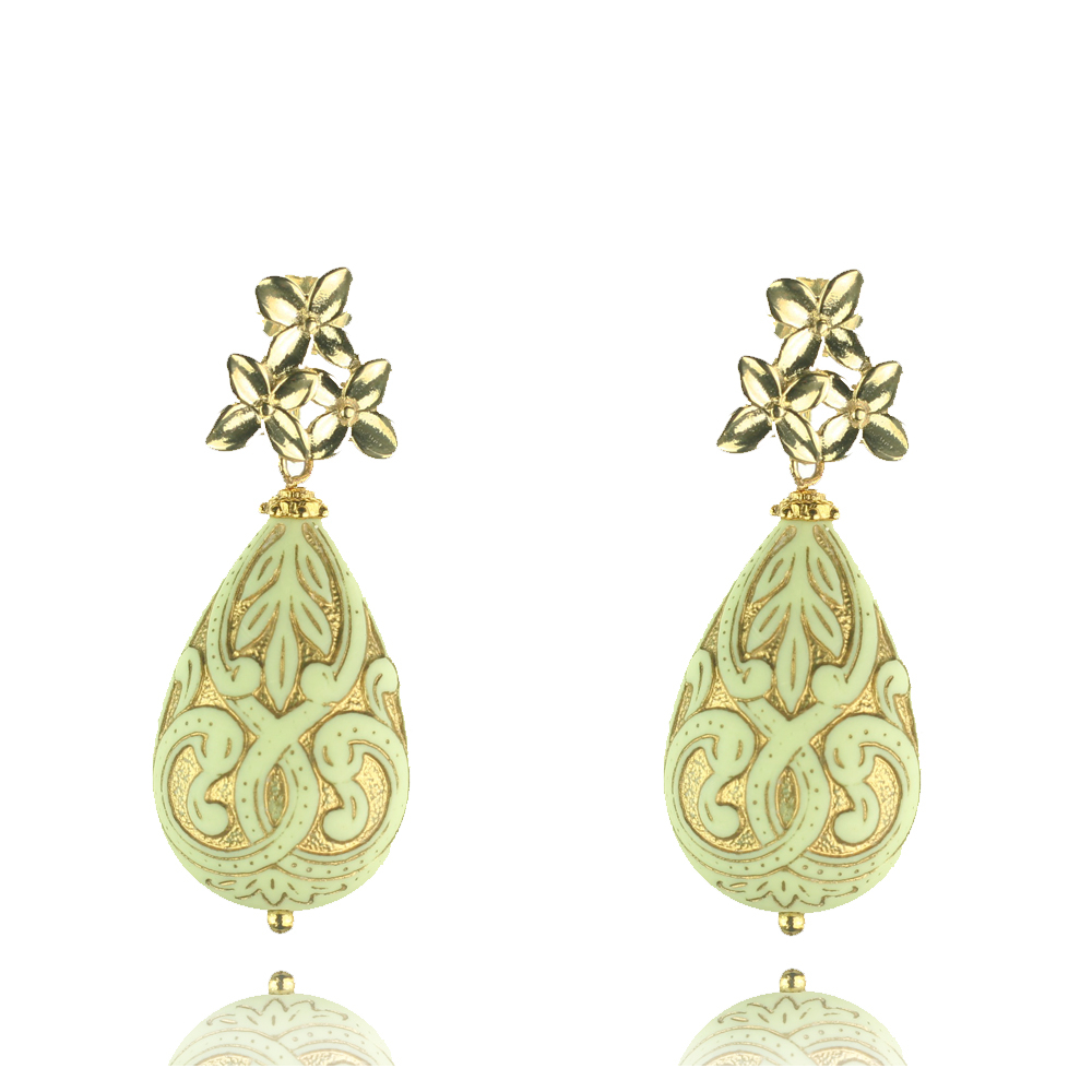 Elegante Tropfen-Ohrringe mit zarter Blumenverzierung in Pastellgrün und Gold