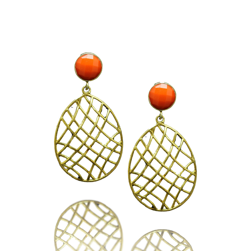 Zarte Ohrringe in warmem Goldton