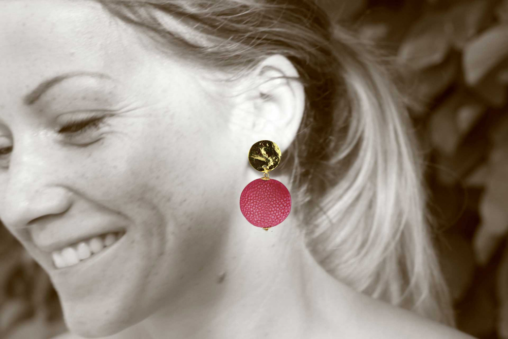 Schlangenlederohrringe in himbeer und gold