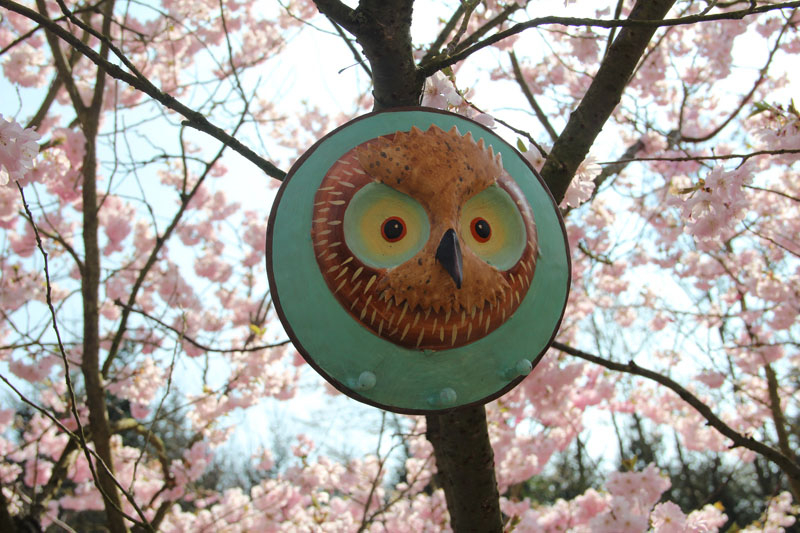 Schlangenlederohrringe in himbeer und gold