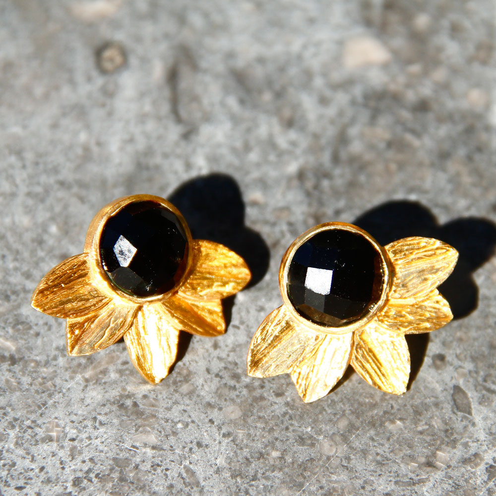 Goldene Blätter an scharzem Onyx
