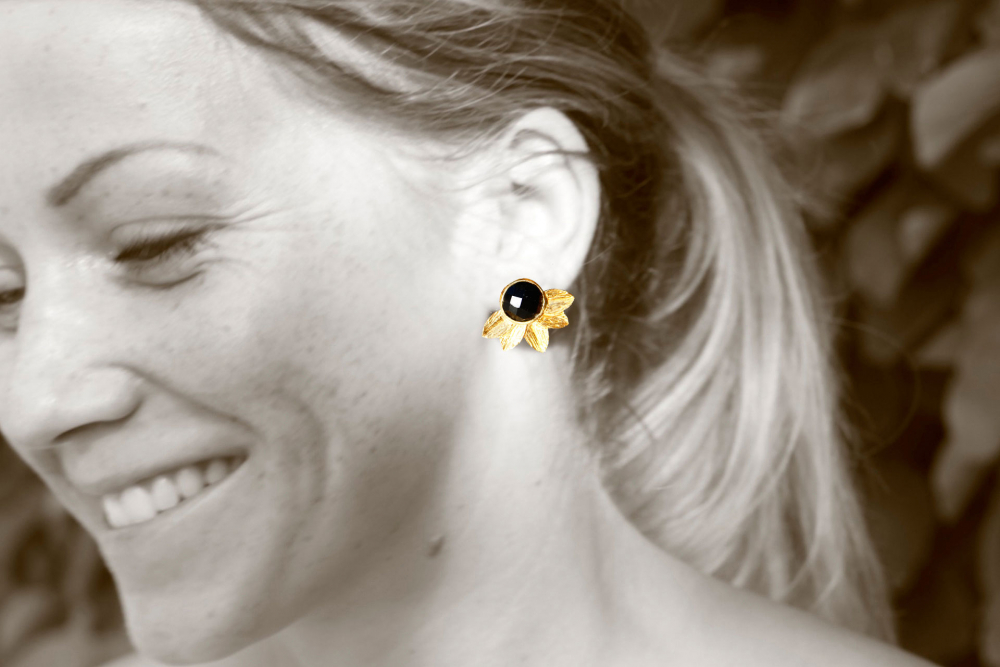 Goldene Blätter an scharzem Onyx