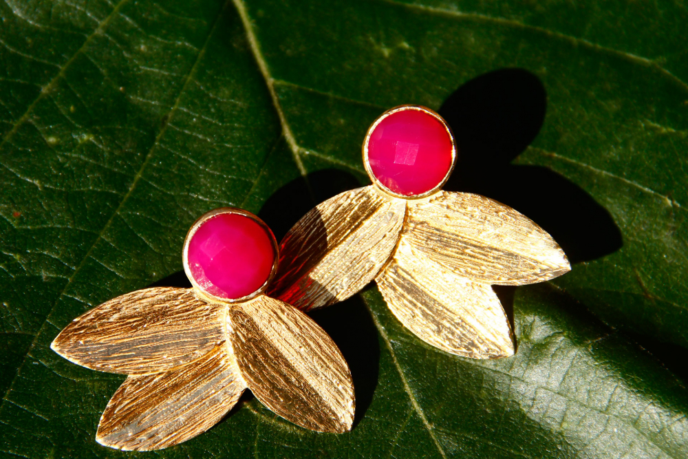 Goldene Blätter am pinken Quartz-Cabochon - Ohrstecker