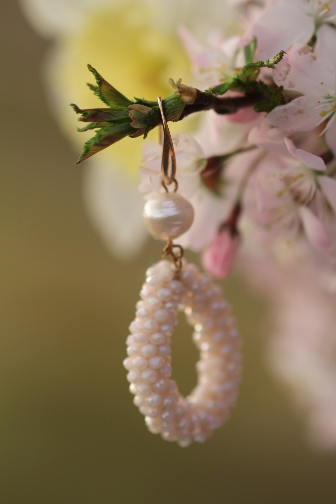 Rosa Tropfen mit Süßwasserperle