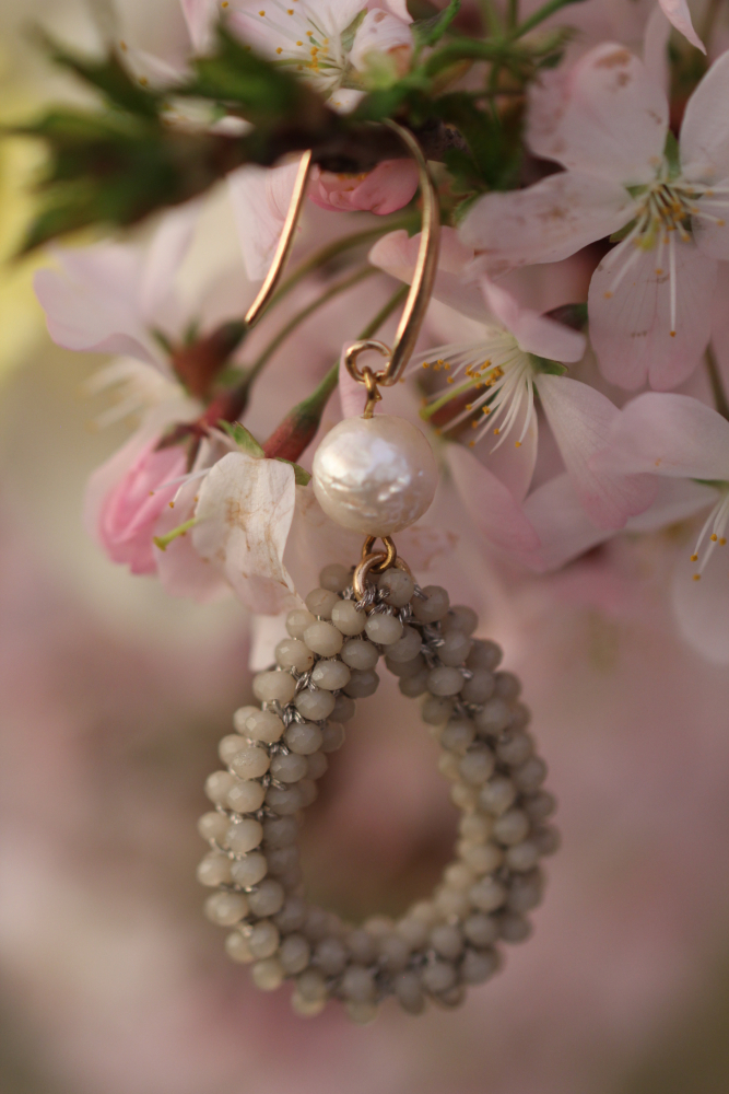 Glitzender Tropfen mit Süßwasserperle