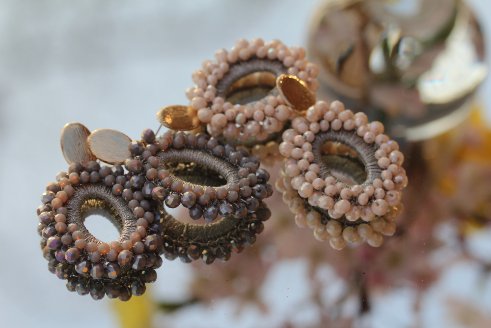 Funklnder Perlenreigen in grau