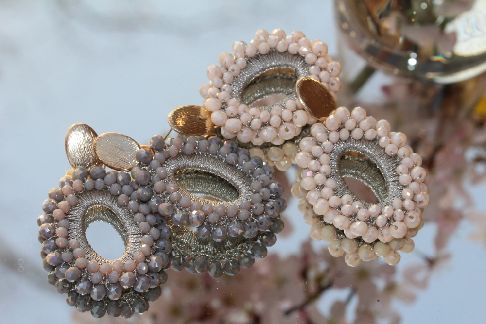 Funklnder Perlenreigen in grau