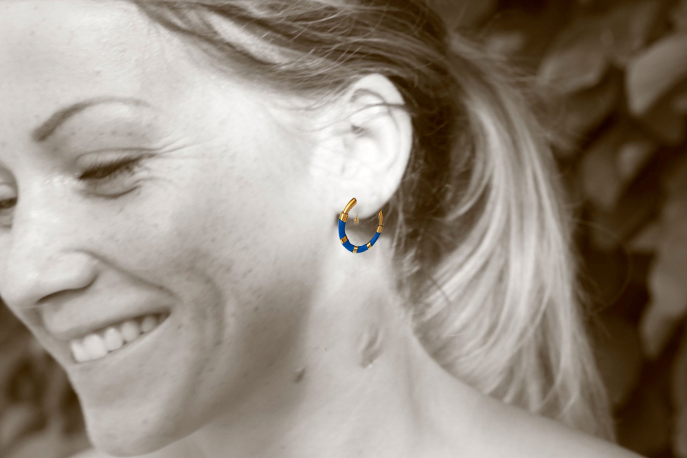 Strahlende Eleganz: Goldene Creolenohrringe mit lebendigem Blau aus Emaille