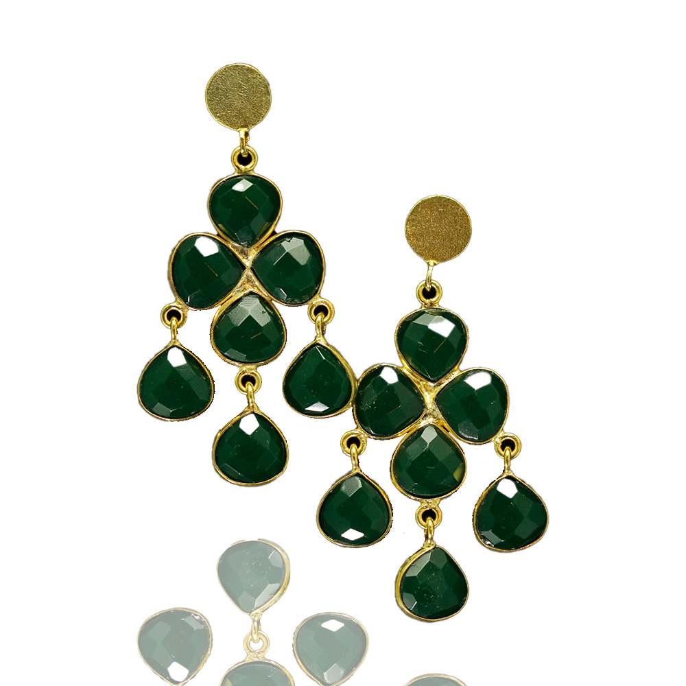 Vergoldete Ohrringe mit Grünen Edelsteinen im Blütendesign