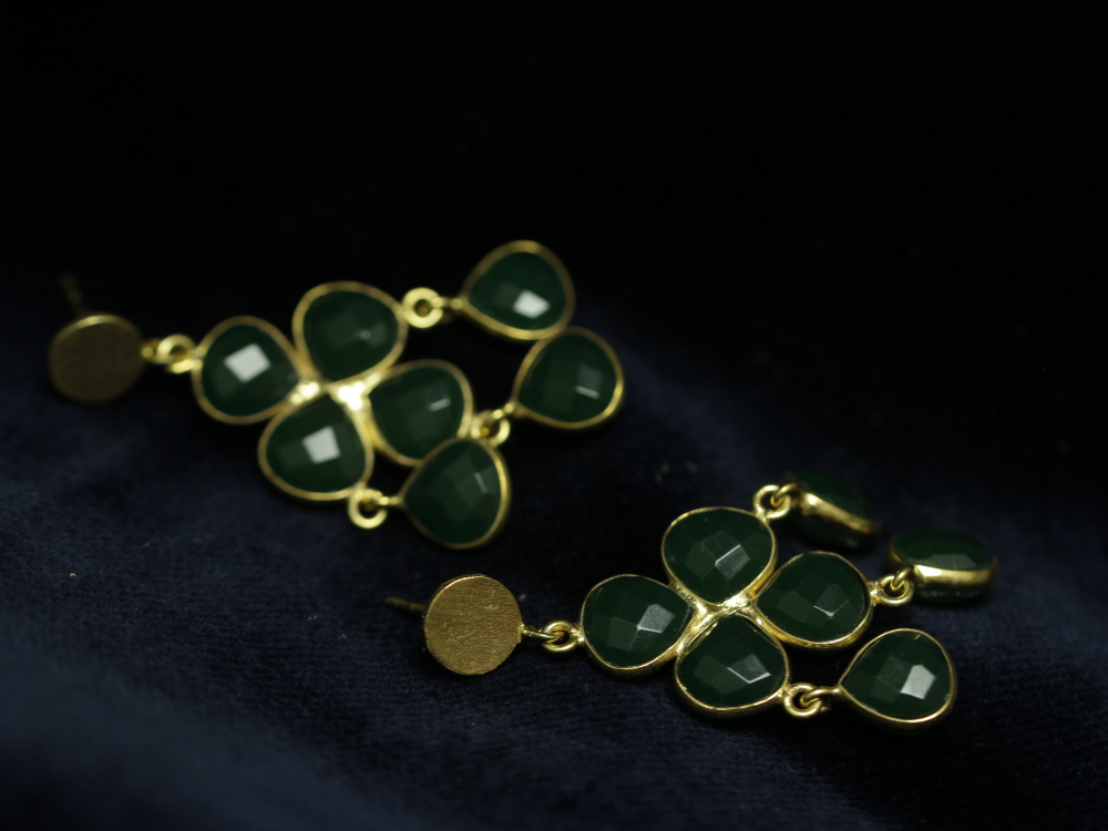 Vergoldete Ohrringe mit Grünen Edelsteinen im Blütendesign