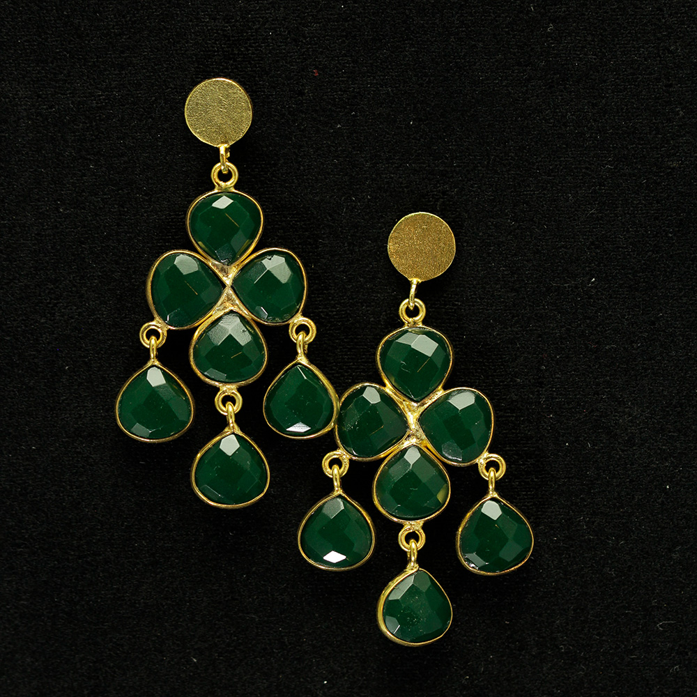 Vergoldete Ohrringe mit Grünen Edelsteinen im Blütendesign