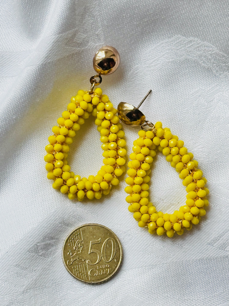 Leuchtend gelbe Tropfen- Perlen-Ohrringe mit eleganten goldenen Steckern