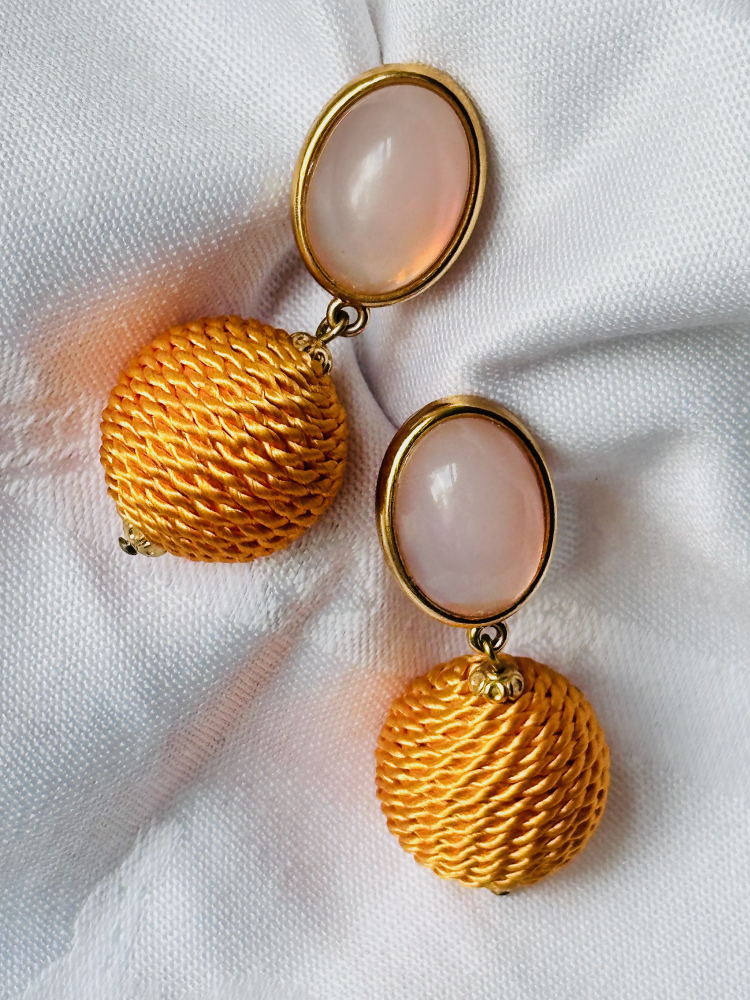 Elegante Ohrringe mit Rosafarbenem Stein und Goldener Kugel