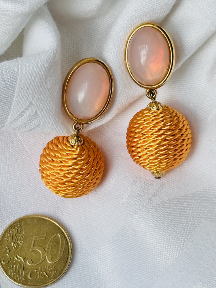 Elegante Ohrringe mit Rosafarbenem Stein und Goldener Kugel