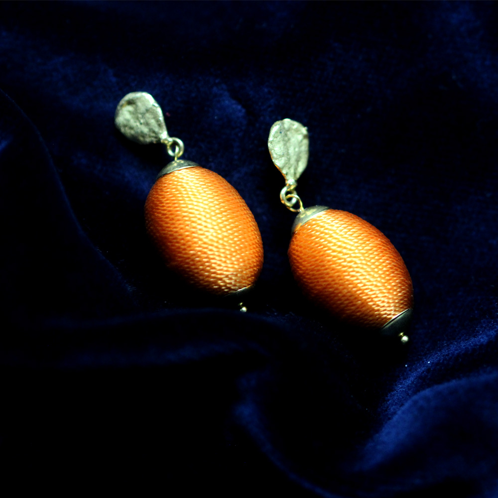 Handgefertigte Orangefarbene Kordel-Ohrringe mit Goldakzenten