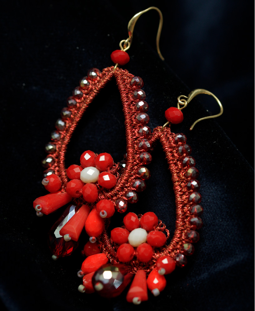 Opulente Ohrringe in Rot mit facettierten Perlen und floralen Details