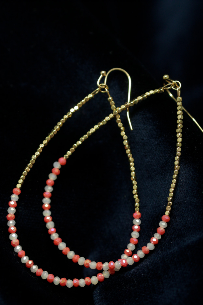 Zarte Messing-Ohrringe mit facettierten Perlen in Koralle und Creme