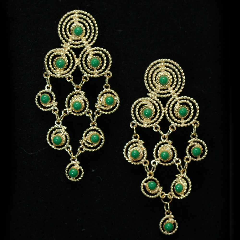 Exquisite goldene Ohrringe mit grünen Akzenten im filigranen Design