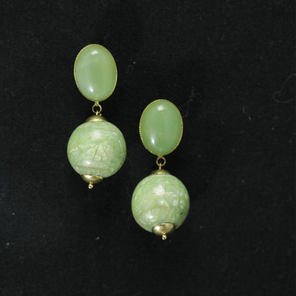 Statement-Ohrringe mit grünen ovalen Steinen und Mosaikkugeln – Eleganz in Pastellgrün