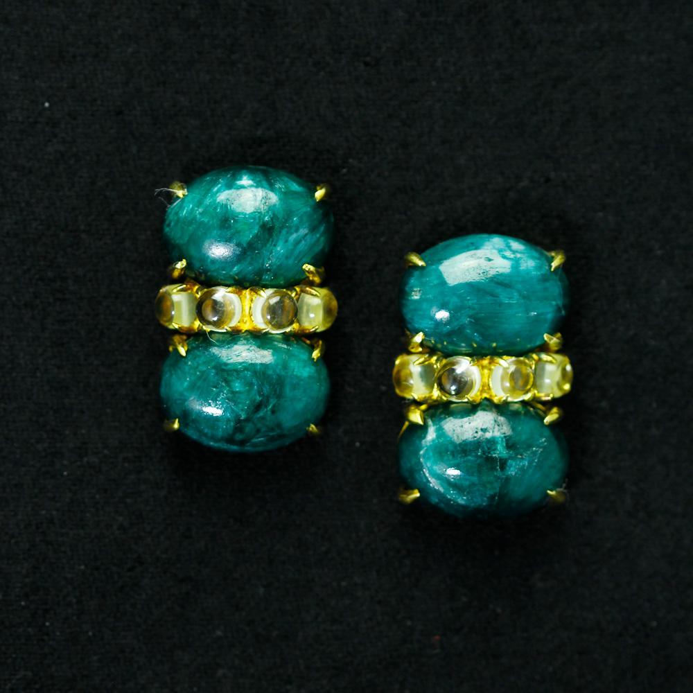 Elegante Smaragd-Ohrringe mit goldenen Akzenten und facettierten Steinen