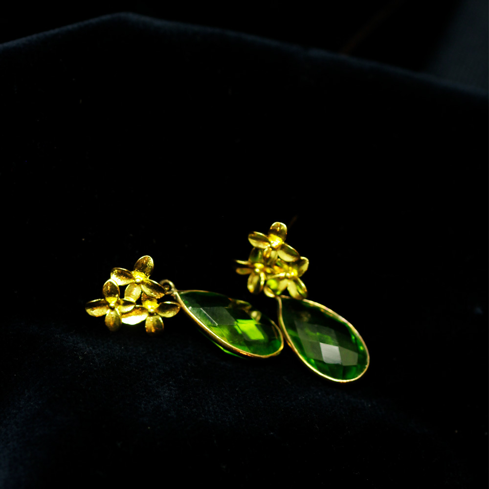 Elegante Tropfen-Ohrringe mit grünem facettierten Stein und goldenen Blüten