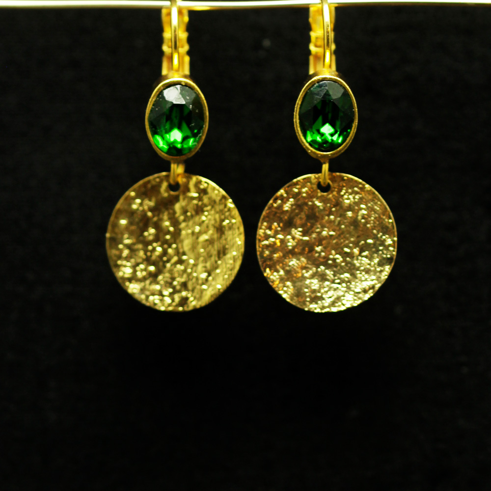 Vergoldete Messing-Ohrringe mit grünem Swarovski-Glas und strukturierter Scheibe