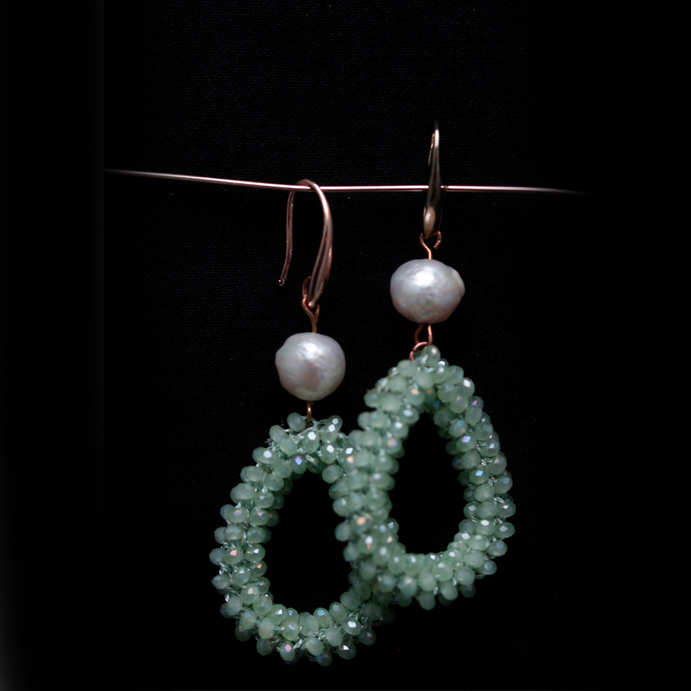 Tropfen - Ohrringe mit Süßwasserperle, funkelndem Quarz und vergoldetem Silber