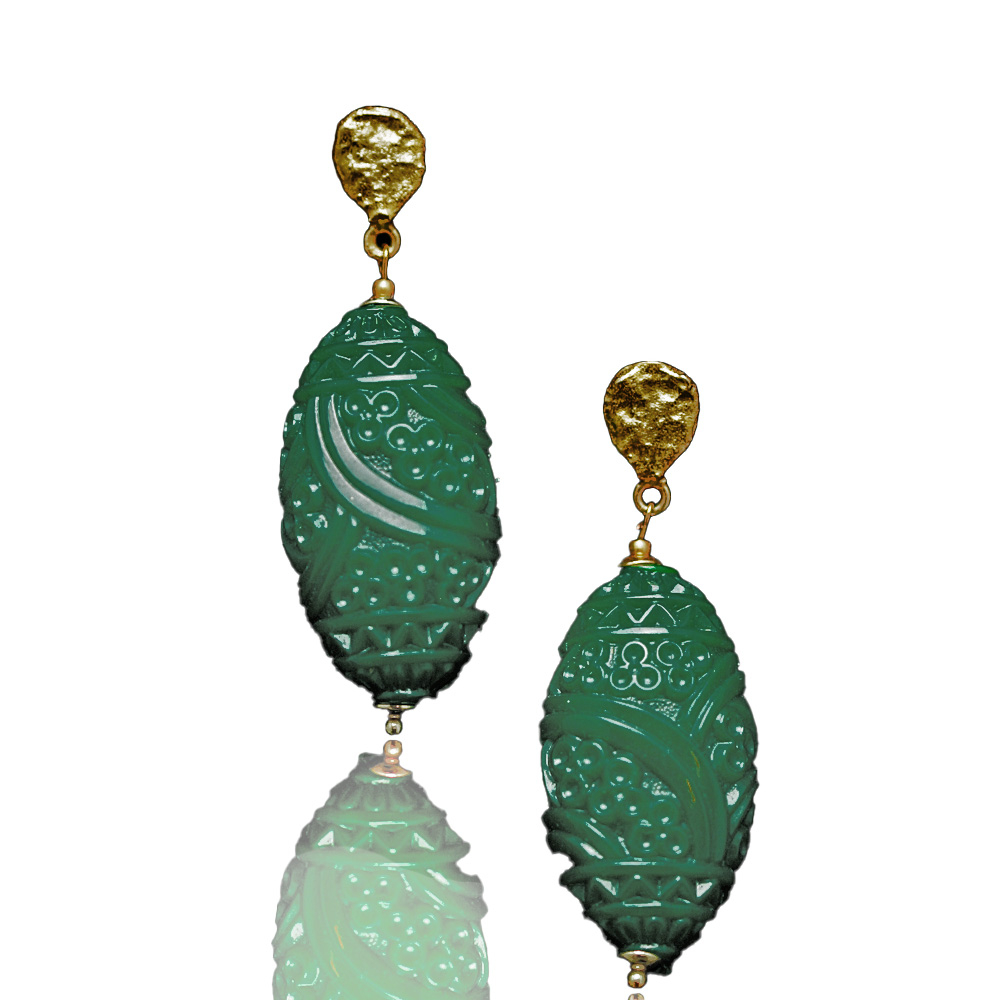 Geschnitzte Acryltropfen an goldenem Stecker