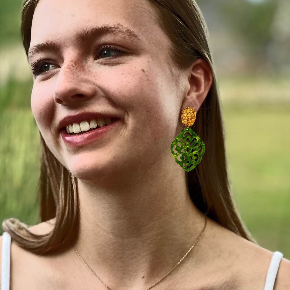 Verspielte Eleganz – Ohrringe in gold und grün