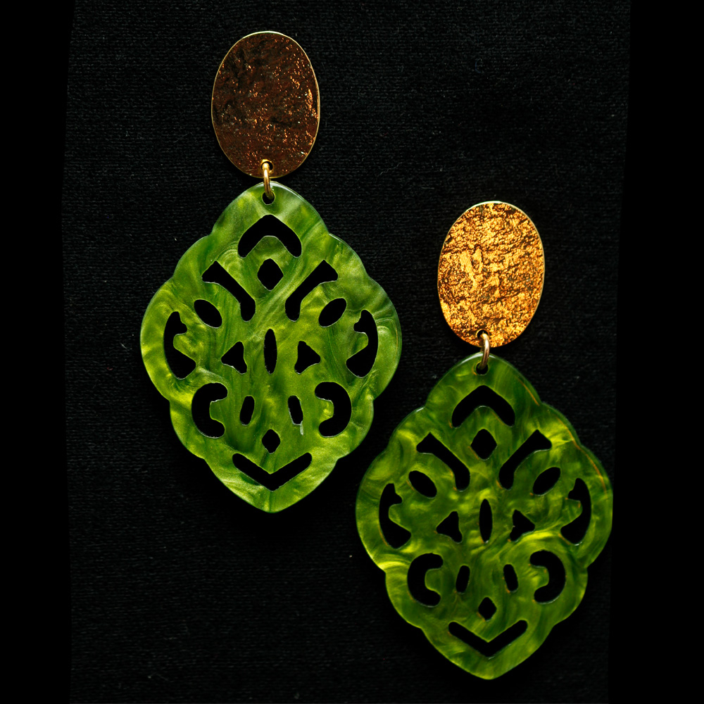 Verspielte Eleganz – Ohrringe in gold und grün