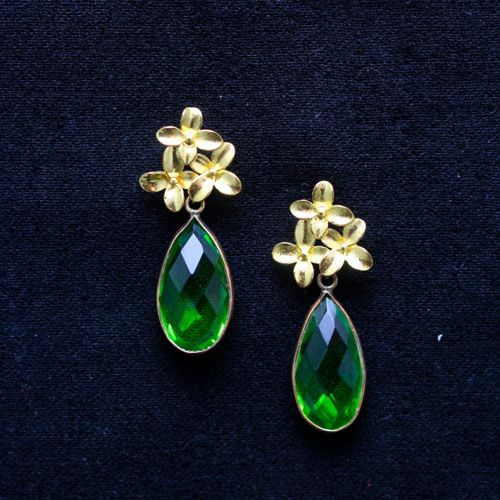 Edle Tropfen-Ohrringe aus grünem Onyx und goldenen Blüten