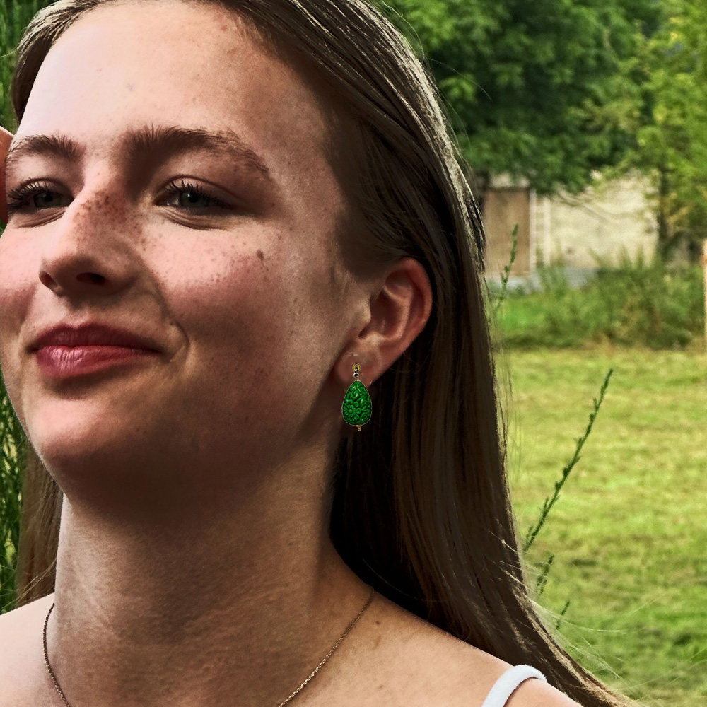 Verspielte Tropfen-Ohrringe mit floral geschnitztem Anhänger