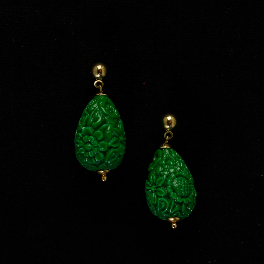 Verspielte Tropfen-Ohrringe mit floral geschnitztem Anhänger