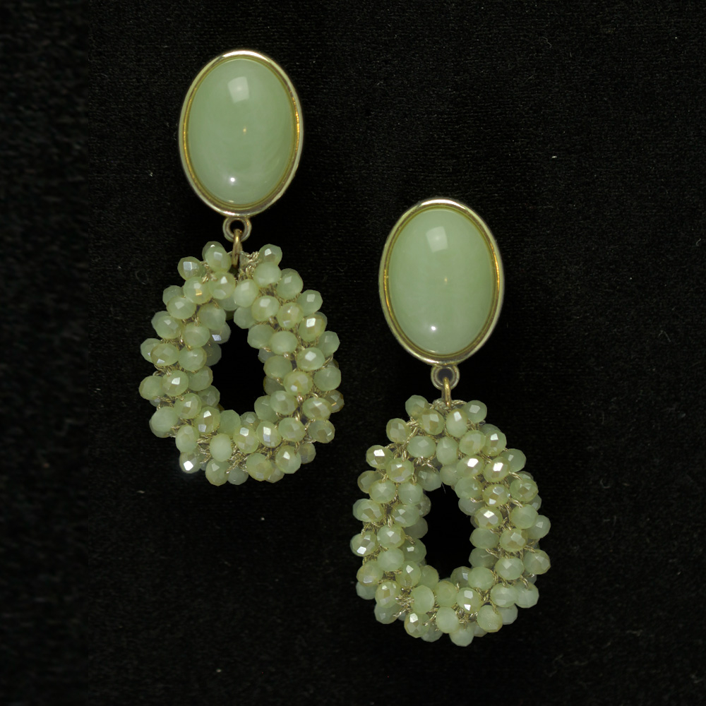 Zarte olivfarbige Tropfenohrringe mit einem Hauch von Glitzer