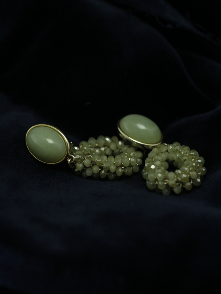 Zarte olivfarbige Tropfenohrringe mit einem Hauch von Glitzer