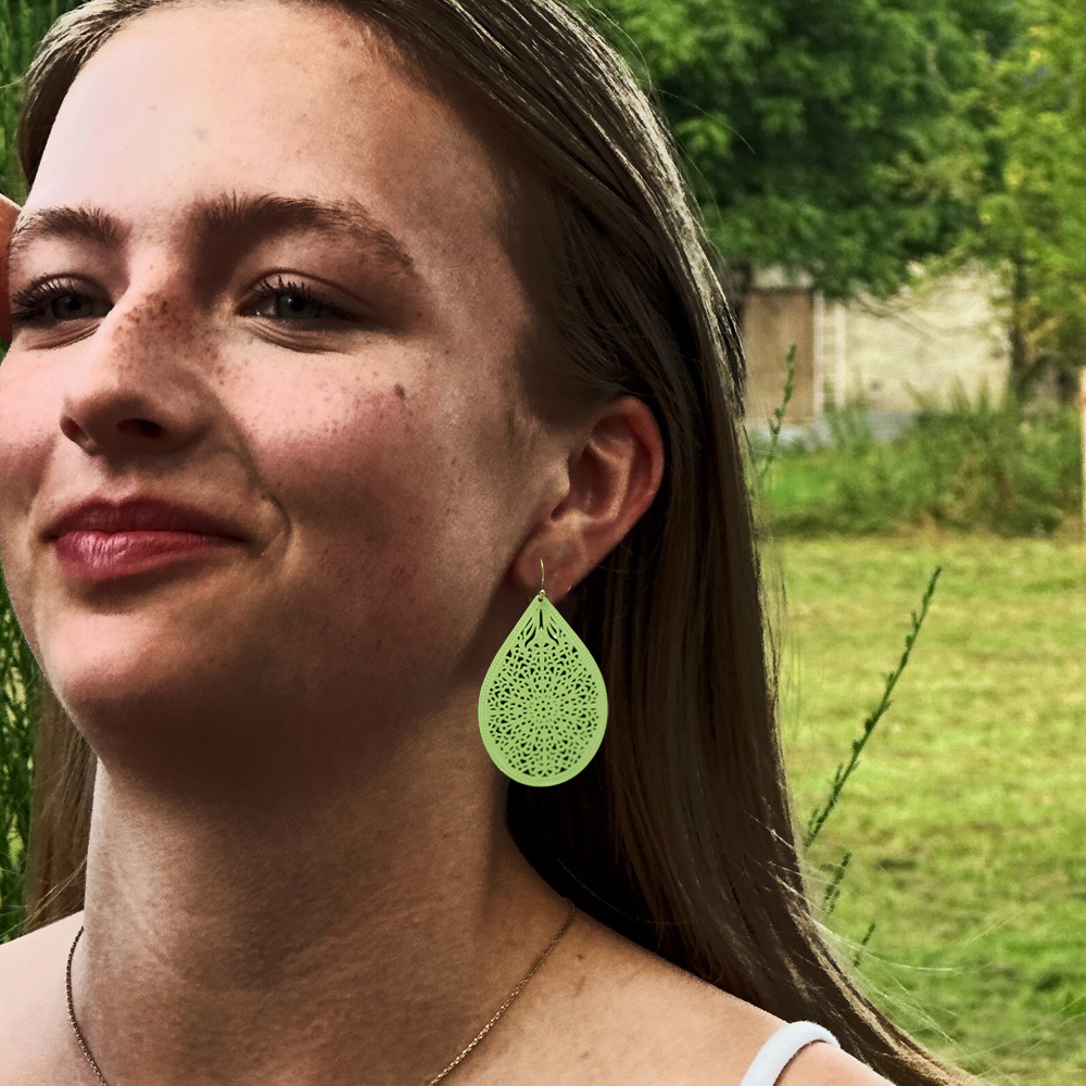 Filigrane Tropfen-Ohrringe aus Metall und vergoldetem Messing – Leichtigkeit trifft Eleganz