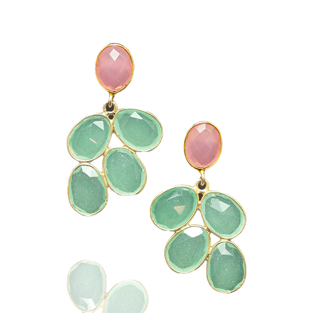 Zarte Eleganz: Ohrringe aus Chalcedon und Rosenquarz