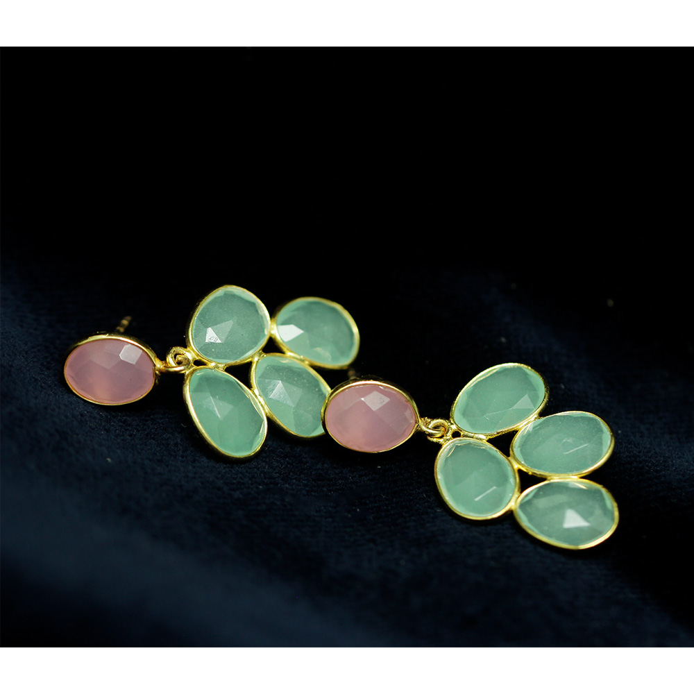 Zarte Eleganz: Ohrringe aus Chalcedon und Rosenquarz
