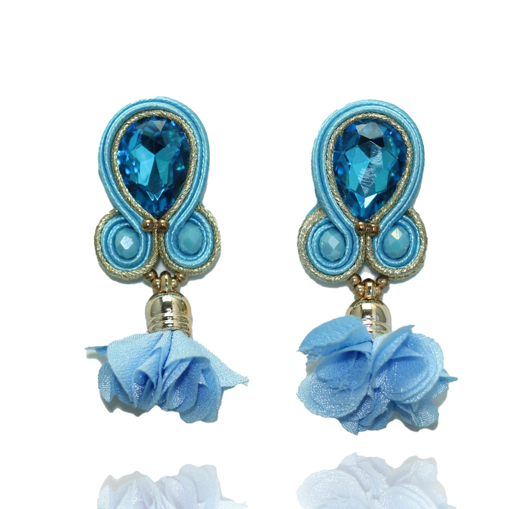 Himmelblaue Eleganz – Verspielte Leichtigkeit im Ohrschmuck