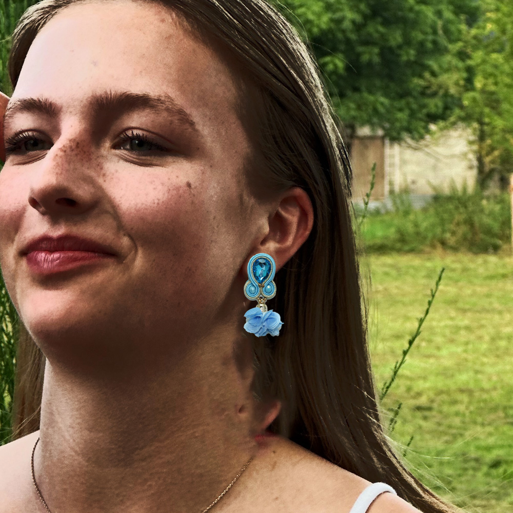 Himmelblaue Eleganz – Verspielte Leichtigkeit im Ohrschmuck