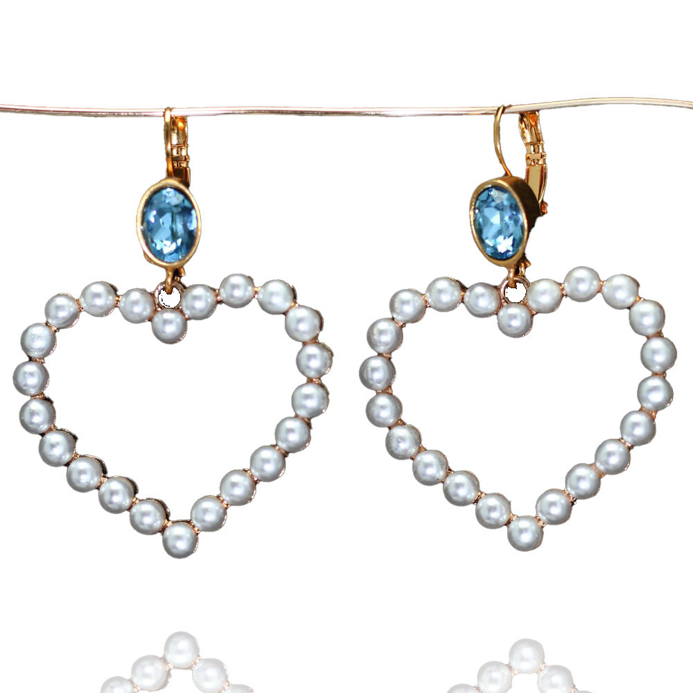 Herzensglanz – Romantische Ohrringe mit Swarovski-Perlen und funkelndem Blau