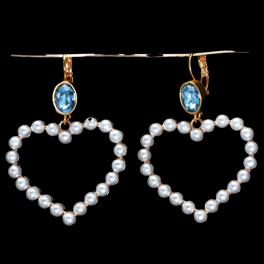 Herzensglanz – Romantische Ohrringe mit Swarovski-Perlen und funkelndem Blau