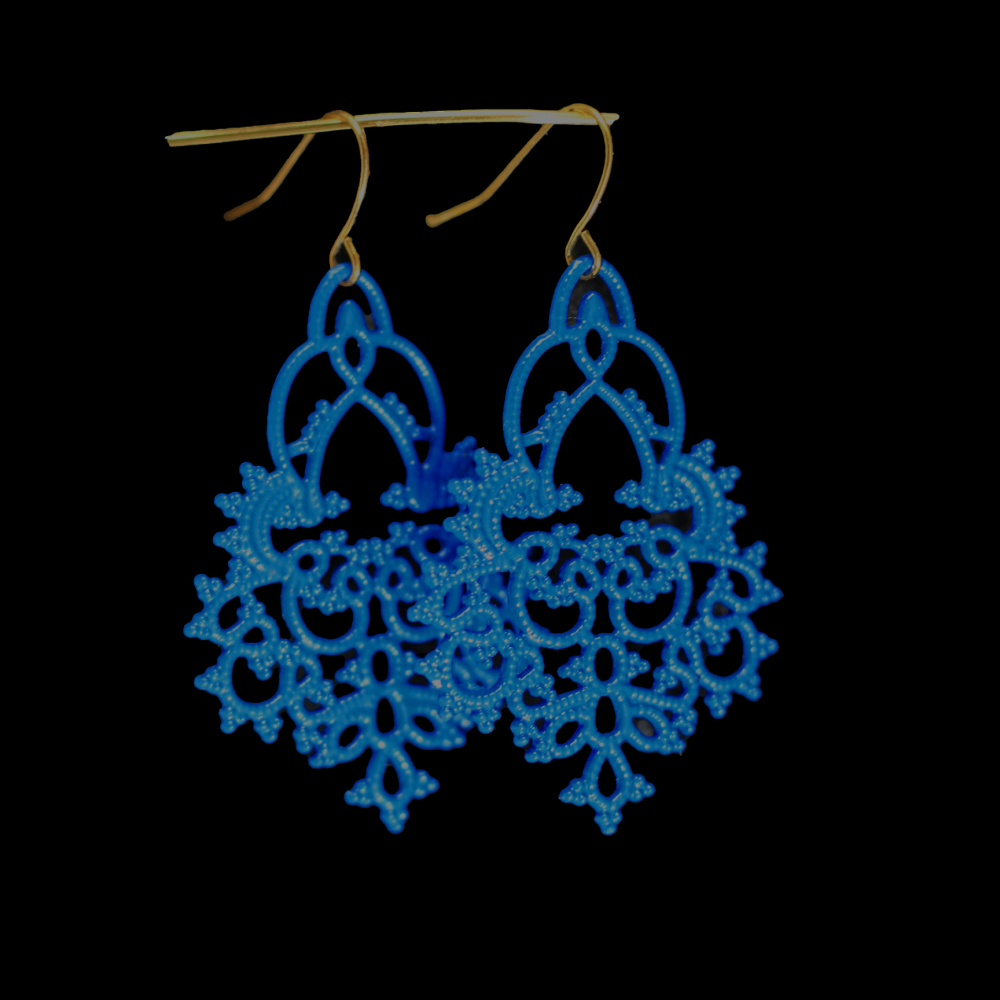 Königsblaue Filigranität – Metallohrringe in kunstvollem Design