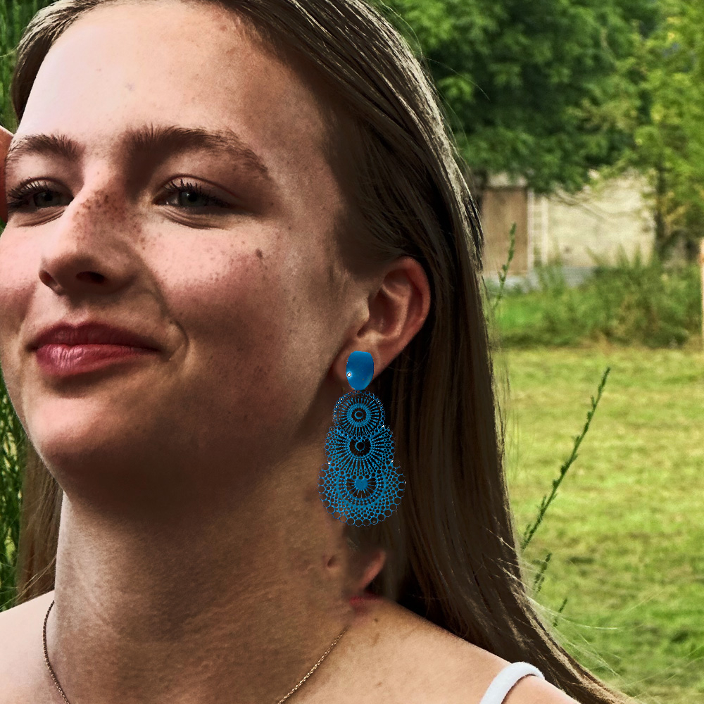 Romantische blaue Metall-Ohrringe – Ein filigraner Traum in Blau