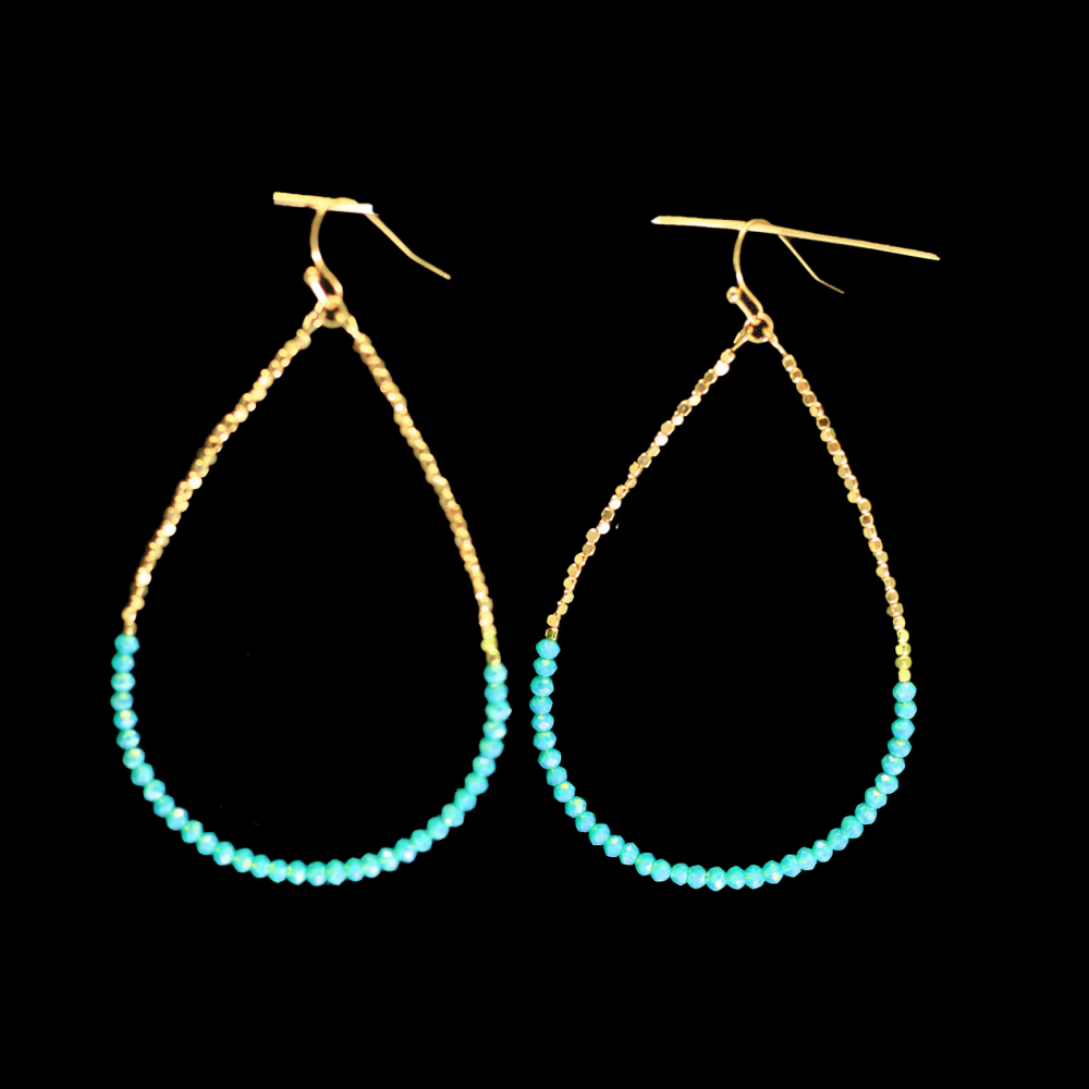 Zarte Tropfen-Ohrringe mit türkisfarbenen Perlen – Ein Hauch von Eleganz