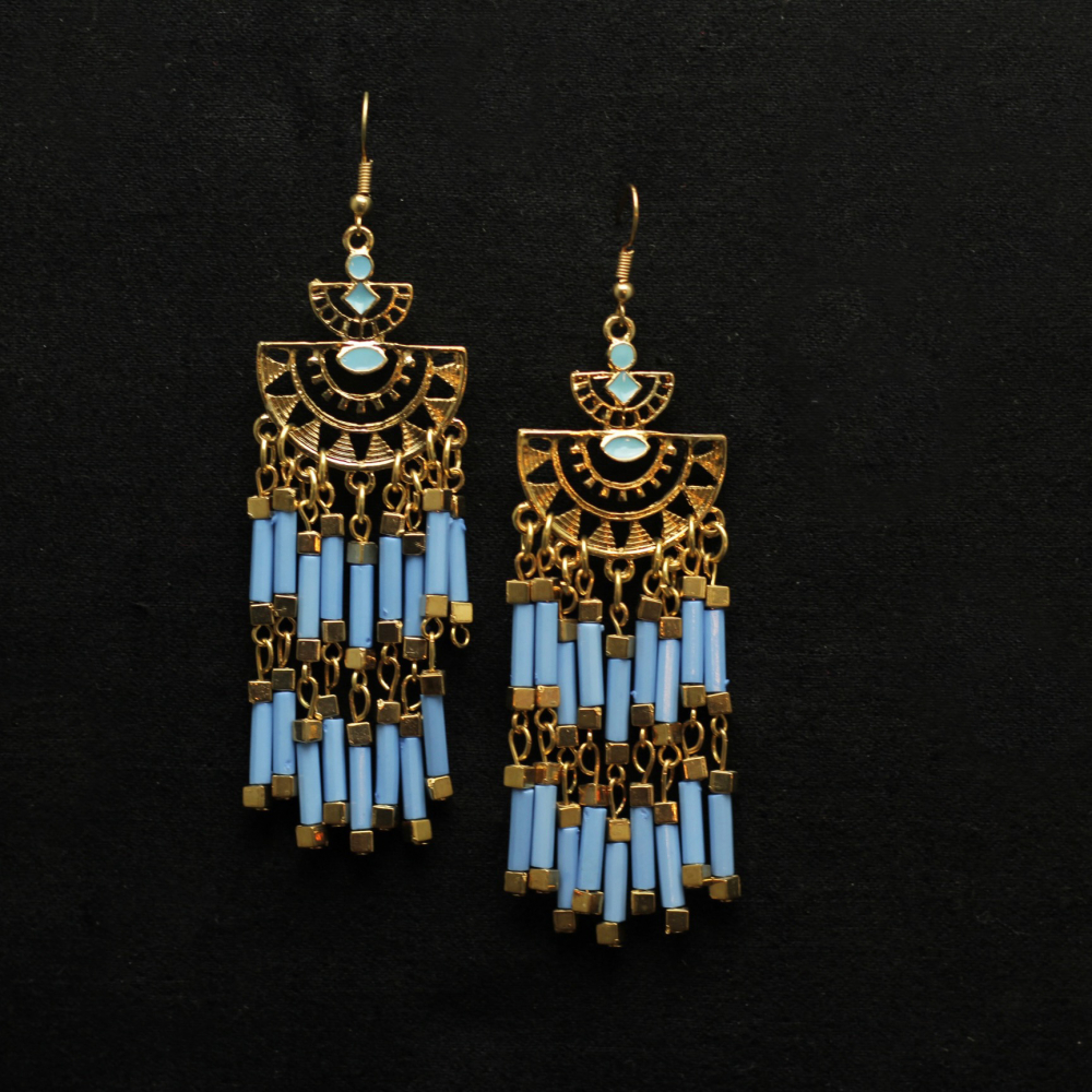 Faszinierende Statement-Ohrringe mit goldenen Akzenten und hellblauen Details
