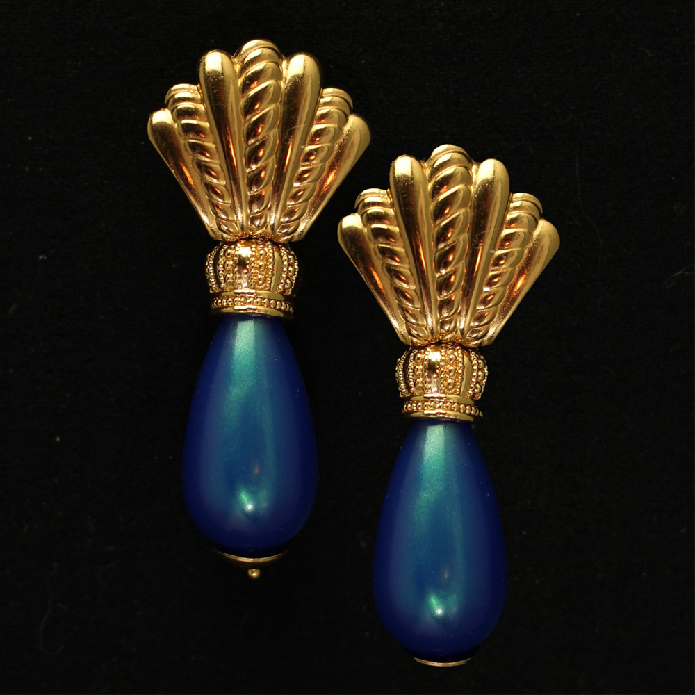 Majestätische Ohrringe mit blauen Akzenten und goldenen Details