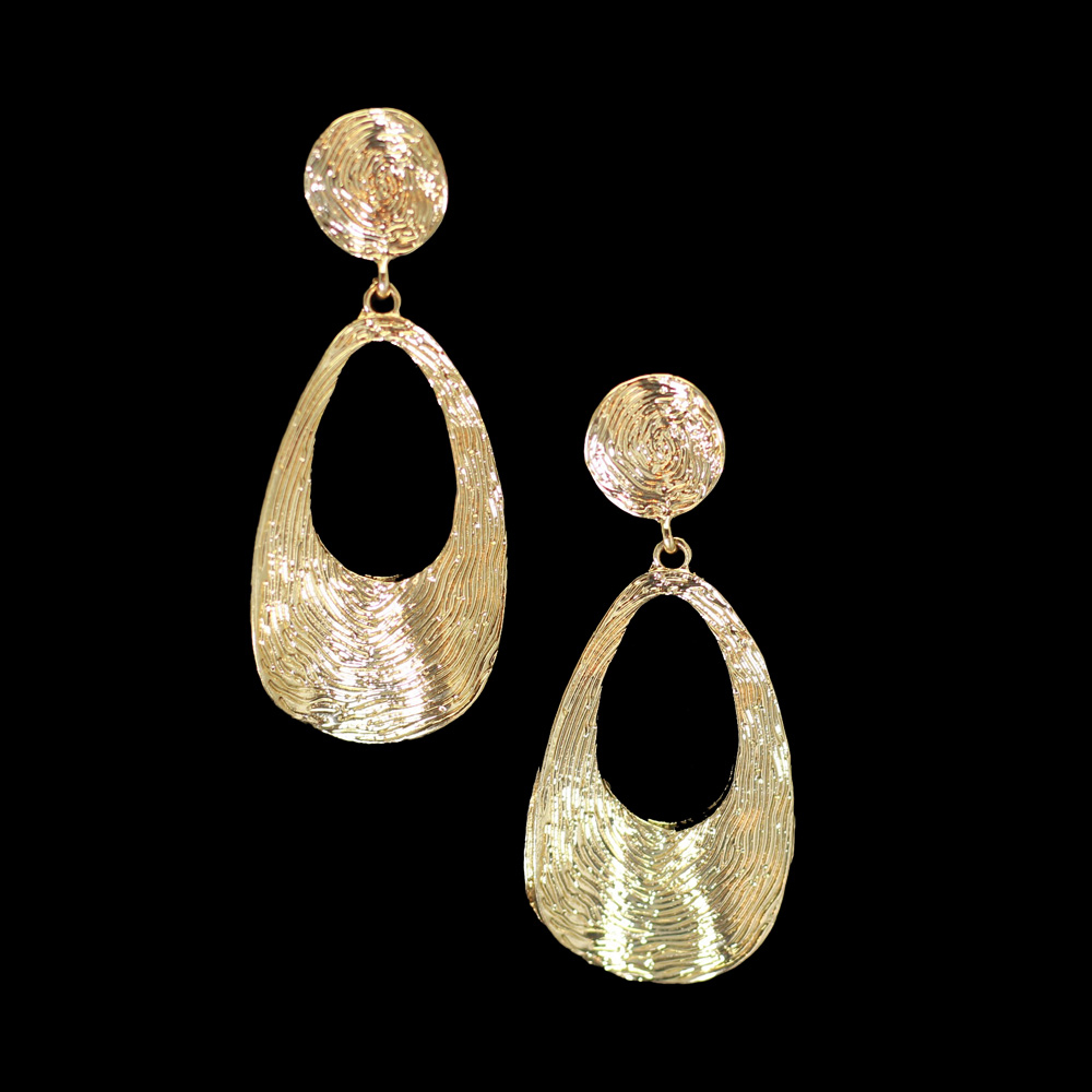 Zeitlose Eleganz – Messing-Ohrringe im fließenden Design