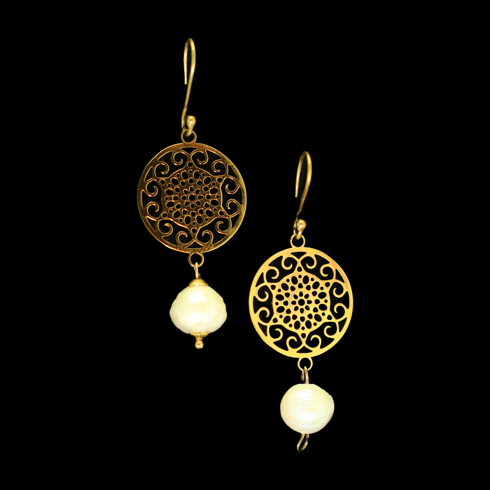 Vergoldete Ohrringe mit filigranem Muster und Süßwasserperlen – Zeitlose Eleganz trifft auf kunstvolle Raffinesse